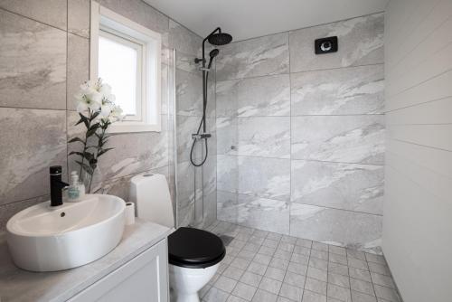 Large bathrooms, with floorheating and tile